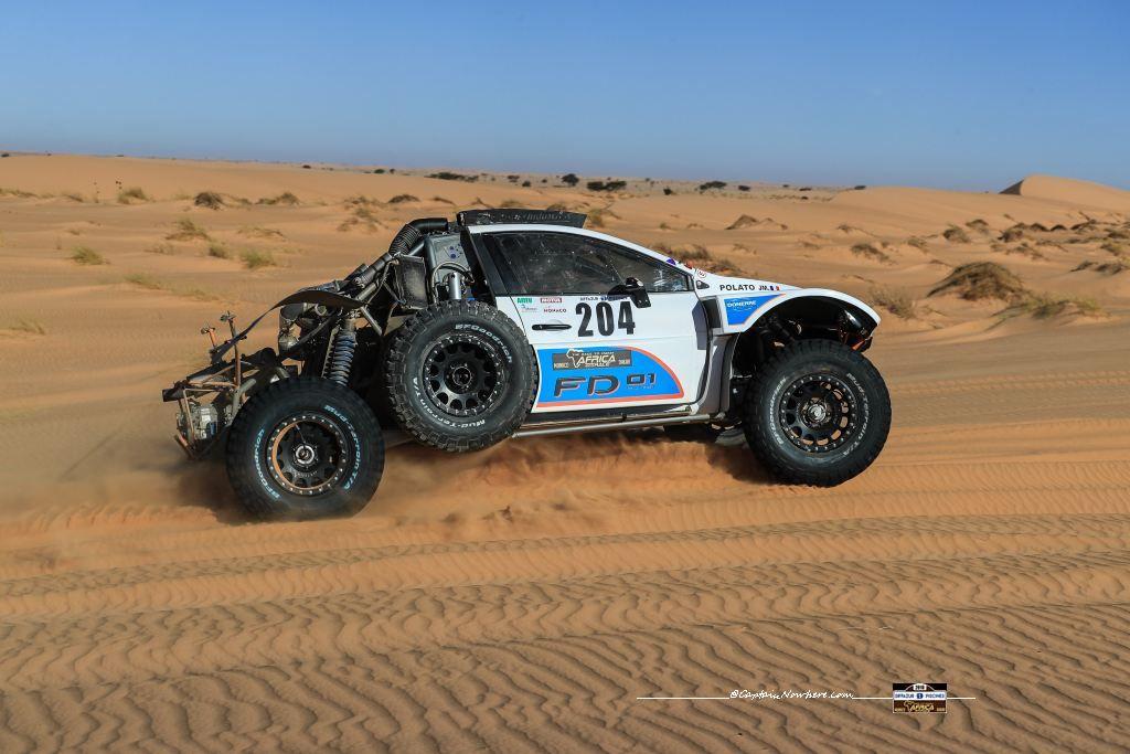 Avec leur buggy restauré, les doyens du Paris-Dakar retrouvent l